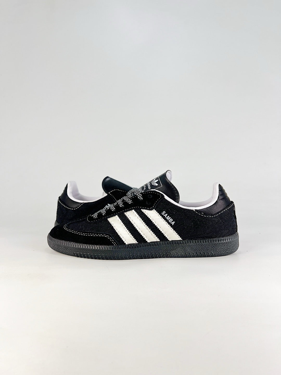 Adidas Samba Classic  Leather Sneakers Vintage Streetwear Shoes Black lace upper with off-white stripes