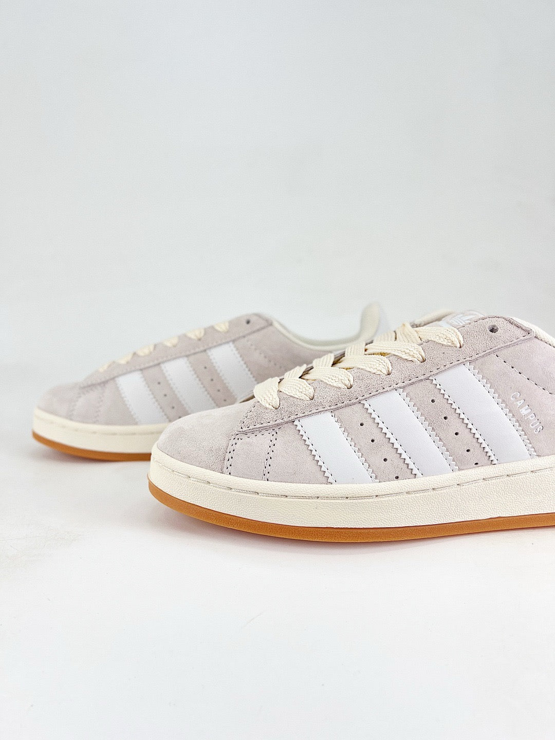Adidas Campus 00s Unisex Suede Sneakers Light Grey White Stripes Gum Sole