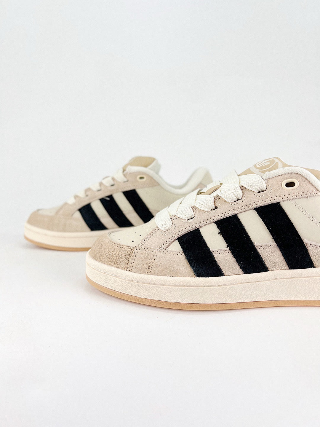 Adidas Campus 00s Unisex Sneakers Beige Khaki Suede Black Stripes Gum Sole