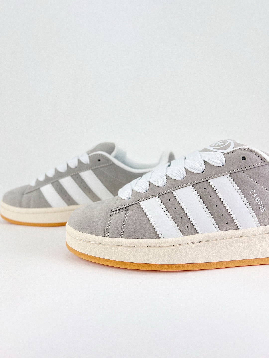 Adidas Campus 00s Unisex Sneakers Light Grey Suede White Stripes Gum Sole