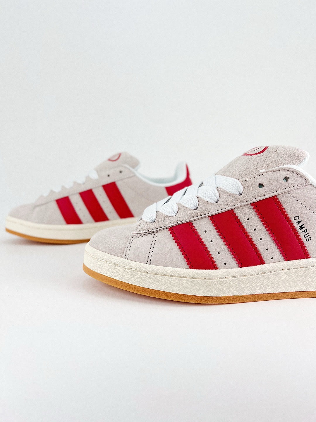 Adidas Campus 00s Sneaker Light Grey Red Stripes Gum Sole Unisex